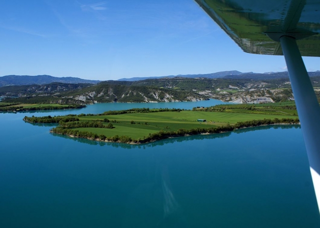 Los prados verdes junto al agua